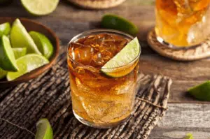 Receta de dark & stormy licoreria247